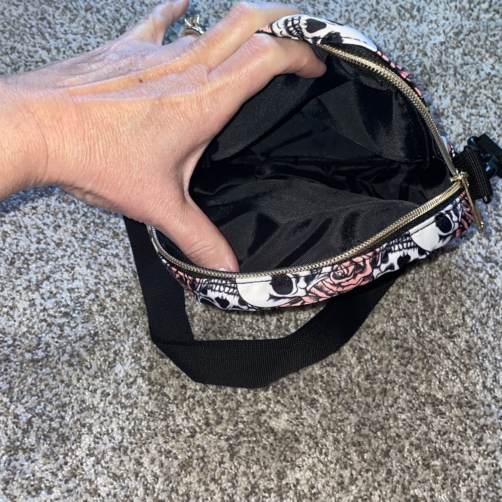 🔥last one🔥 NEW Skull & Roses canvas crossbody  bag. - Picture 6 of 6